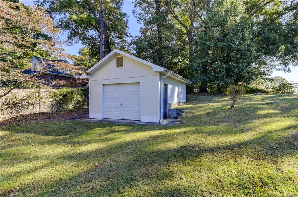 3 bedroom, 3 bathroom, 1,728 sq ft single family residence for sale at 2325 Elmwood Circle, Atlanta, GA 30339 — photo 6