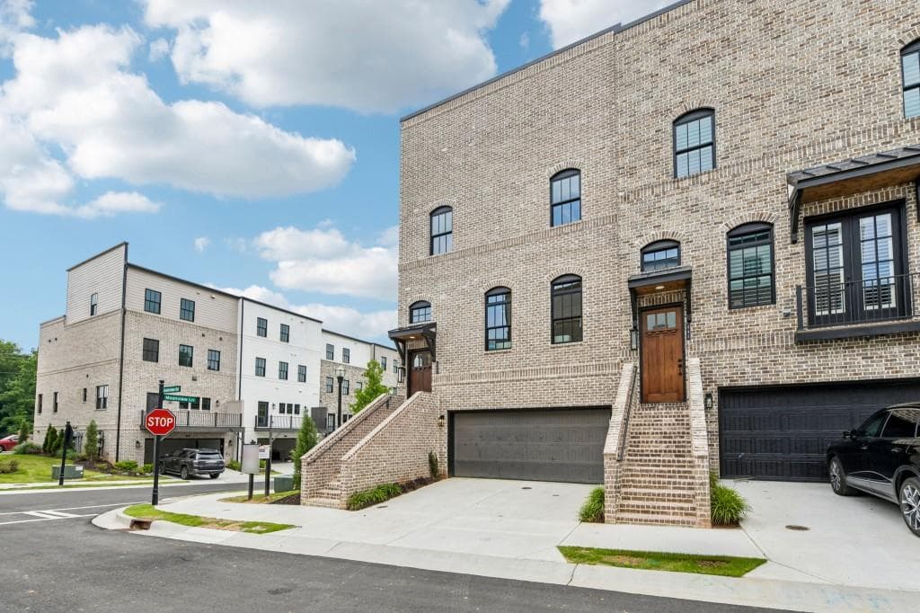 4 bedroom, 4 bathroom, 2,700 sq ft townhouse for sale at 345 Sugarview Road, Sugar Hill, GA 30518 — photo 3