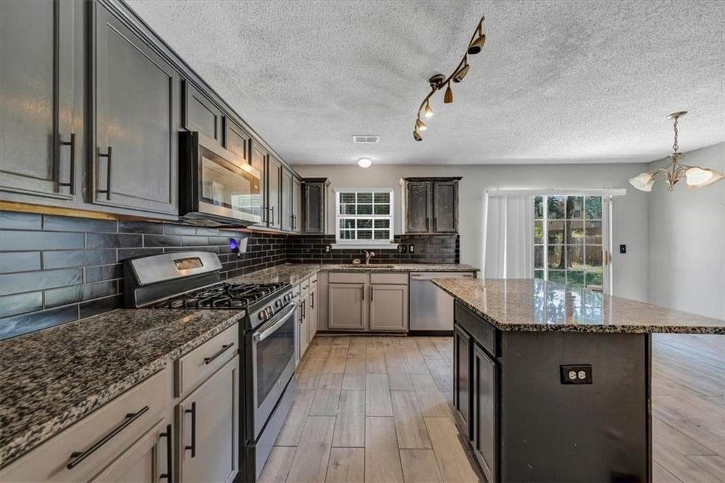 4 bedroom, 3 bathroom, 2,068 sq ft single family residence for sale at 2465 Hampton Estates Drive, Marietta, GA 30008 — photo 10
