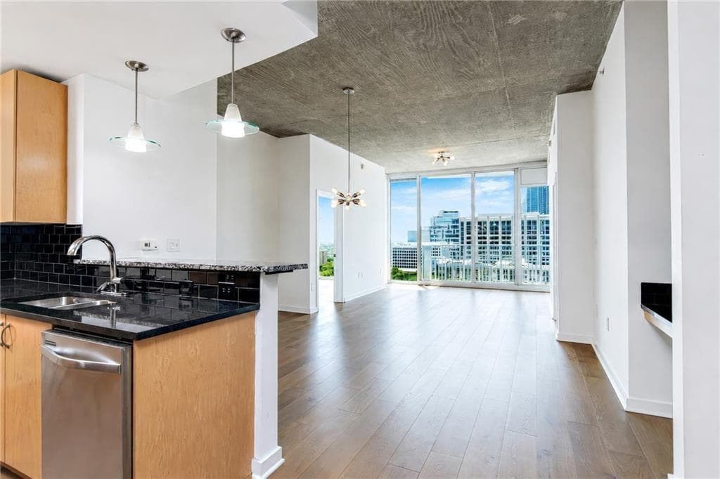 2 bedroom, 2 bathroom, 1,211 sq ft condominium for sale at 860 NE Peachtree Street 1714, Atlanta, GA 30308 — photo 4