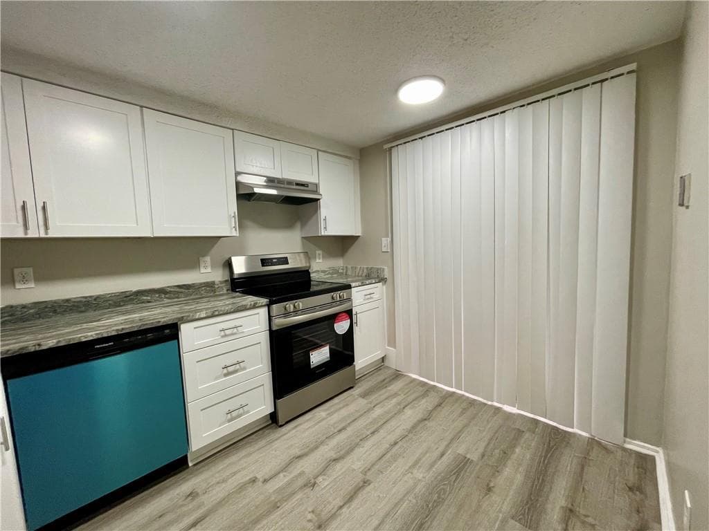 2 bedroom, 2 bathroom, 1,220 sq ft townhouse for sale at 5806 Par Four Court, Lithonia, GA 30038 — photo 3