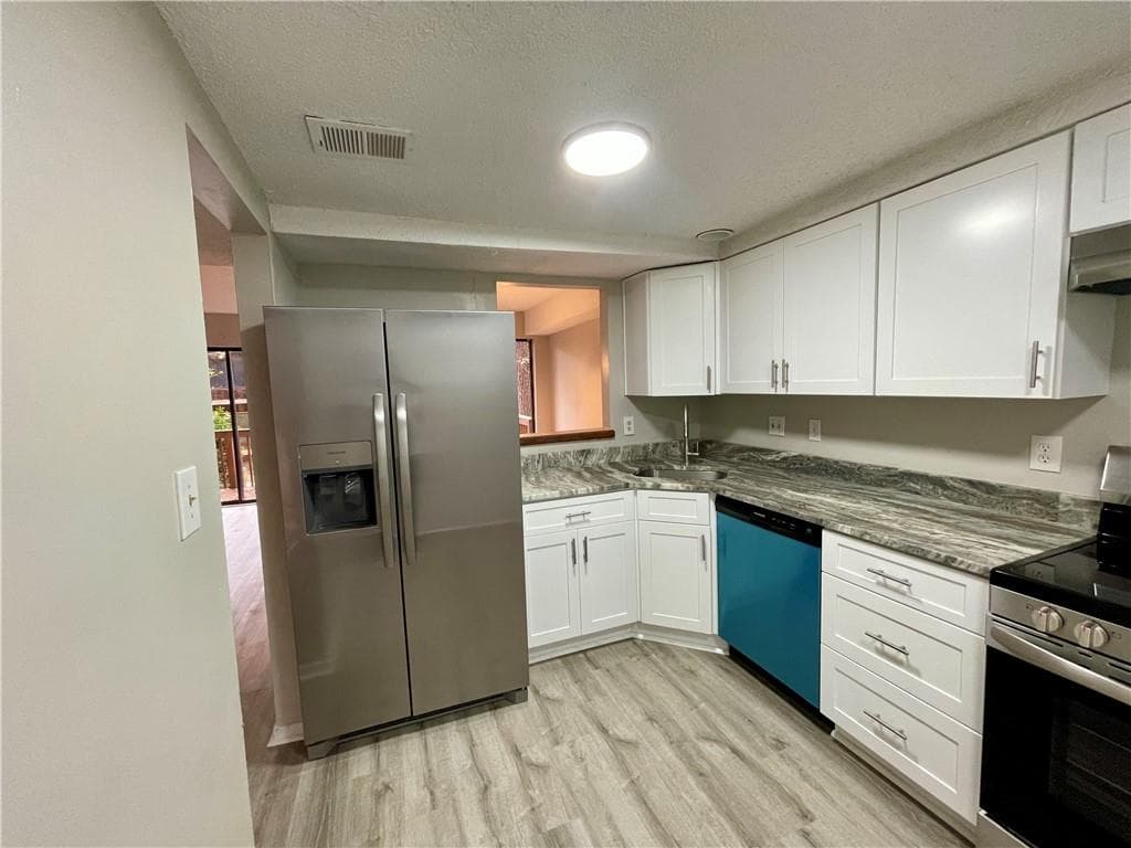2 bedroom, 2 bathroom, 1,220 sq ft townhouse for sale at 5806 Par Four Court, Lithonia, GA 30038 — photo 4
