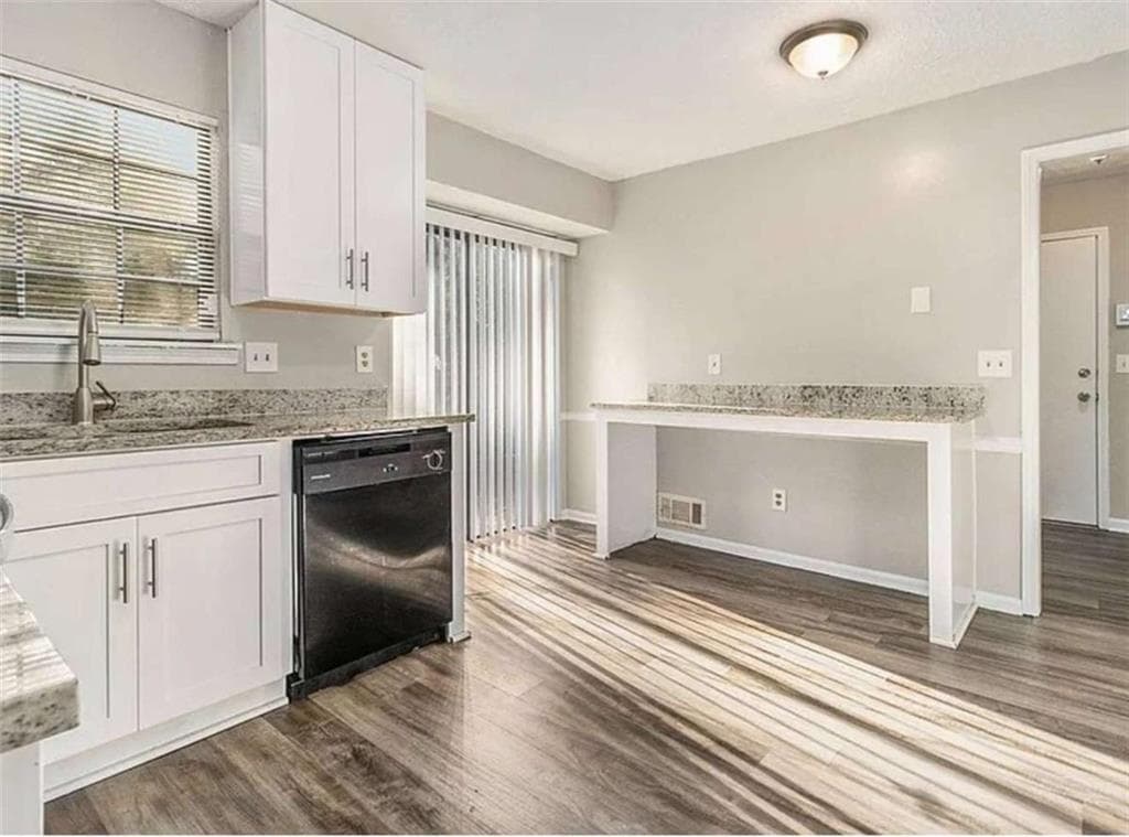 3 bedroom, 3 bathroom, 1,671 sq ft single family residence for sale at 474 Chartley Trail, Stone Mountain, GA 30083 — photo 3