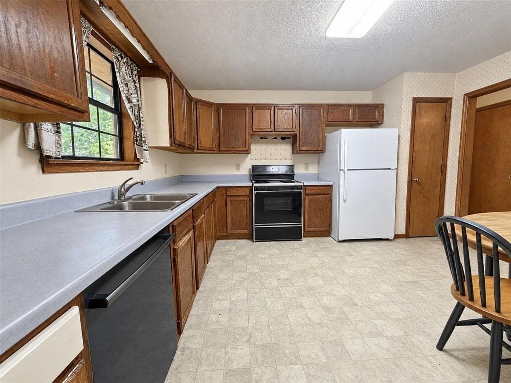 4 bedroom, 3 bathroom, 2,562 sq ft single family residence under contract at 3893 Nowlin Road, Kennesaw, GA 30144 — photo 6