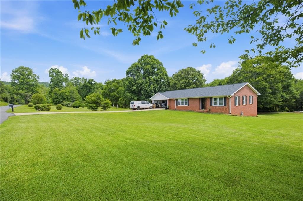 3 bedroom, 2 bathroom, 1,581 sq ft single family residence under contract at 1480 Jackson Drive, Cumming, GA 30040 — photo 3