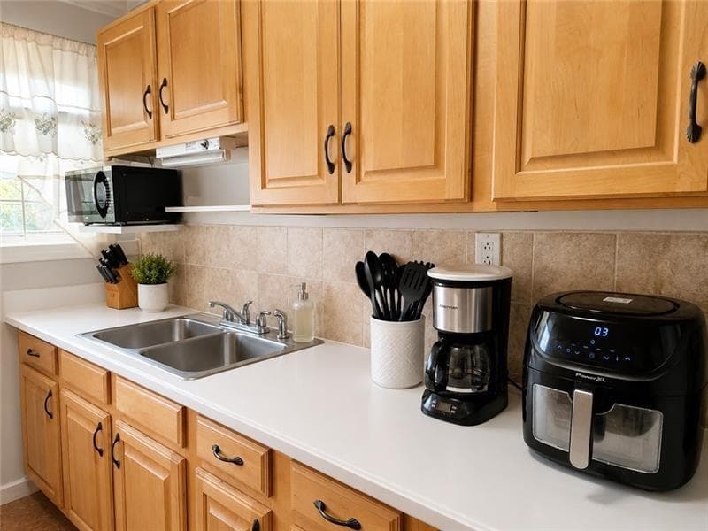 3 bedroom, 2 bathroom, 1,276 sq ft single family residence for sale at 202 S Sage Street, Toccoa, GA 30577 — photo 4