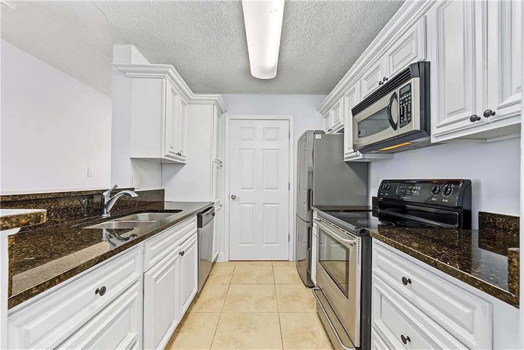 3 bedroom, 2 bathroom, 1,260 sq ft condominium for sale at 6301 Santa Fe Parkway, Sandy Springs, GA 30350 — photo 4