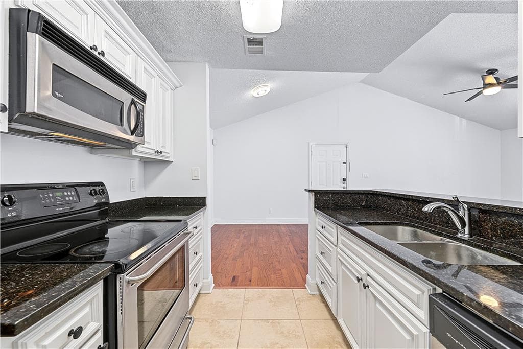 3 bedroom, 2 bathroom, 1,260 sq ft condominium for sale at 6301 Santa Fe Parkway, Sandy Springs, GA 30350 — photo 6