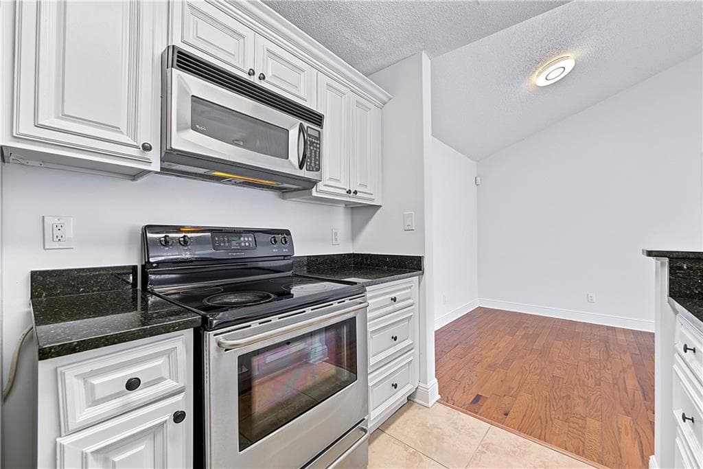 3 bedroom, 2 bathroom, 1,260 sq ft condominium for sale at 6301 Santa Fe Parkway, Sandy Springs, GA 30350 — photo 7
