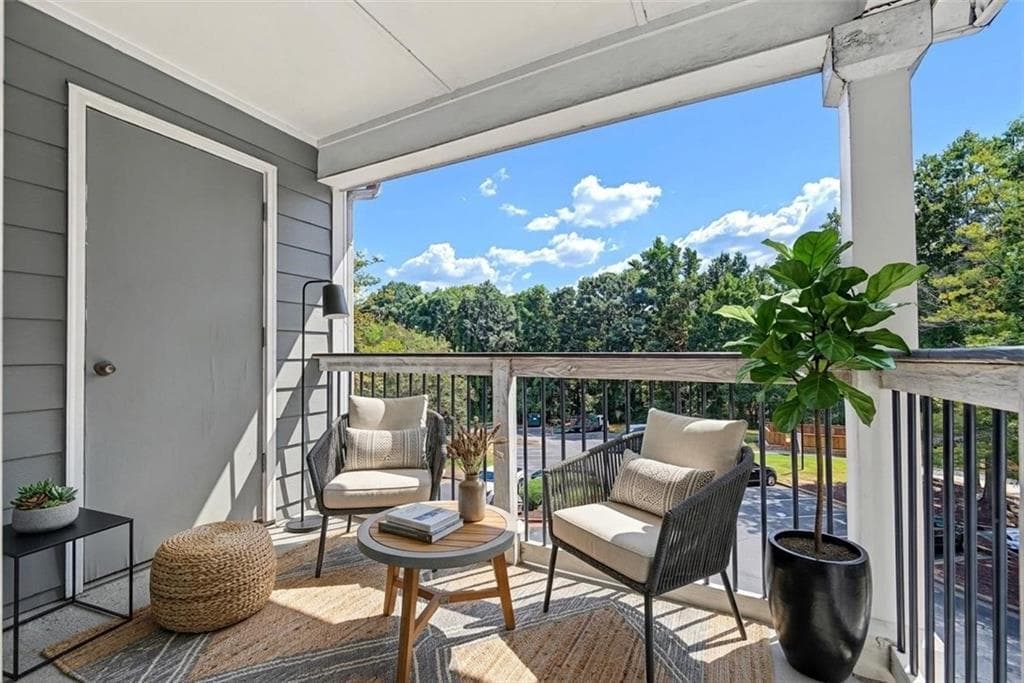 3 bedroom, 2 bathroom, 1,260 sq ft condominium for sale at 6301 Santa Fe Parkway, Sandy Springs, GA 30350 — photo 3