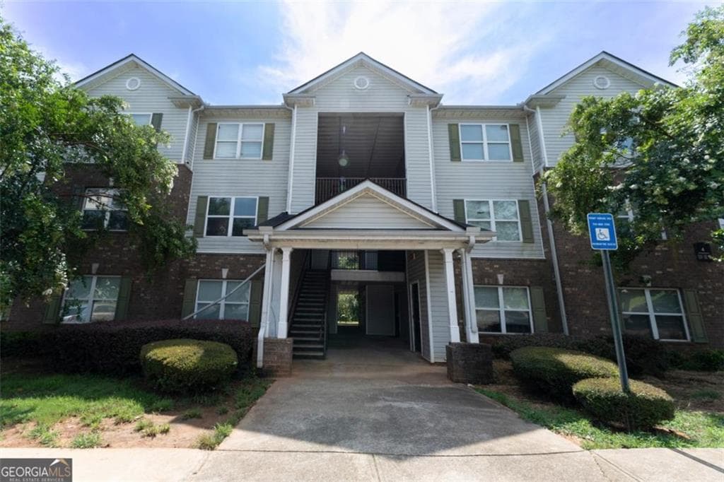 3 bedroom, 2 bathroom, 1,292 sq ft condominium for sale at 4201 Waldrop Place, Decatur, GA 30034 — photo 1 of 10