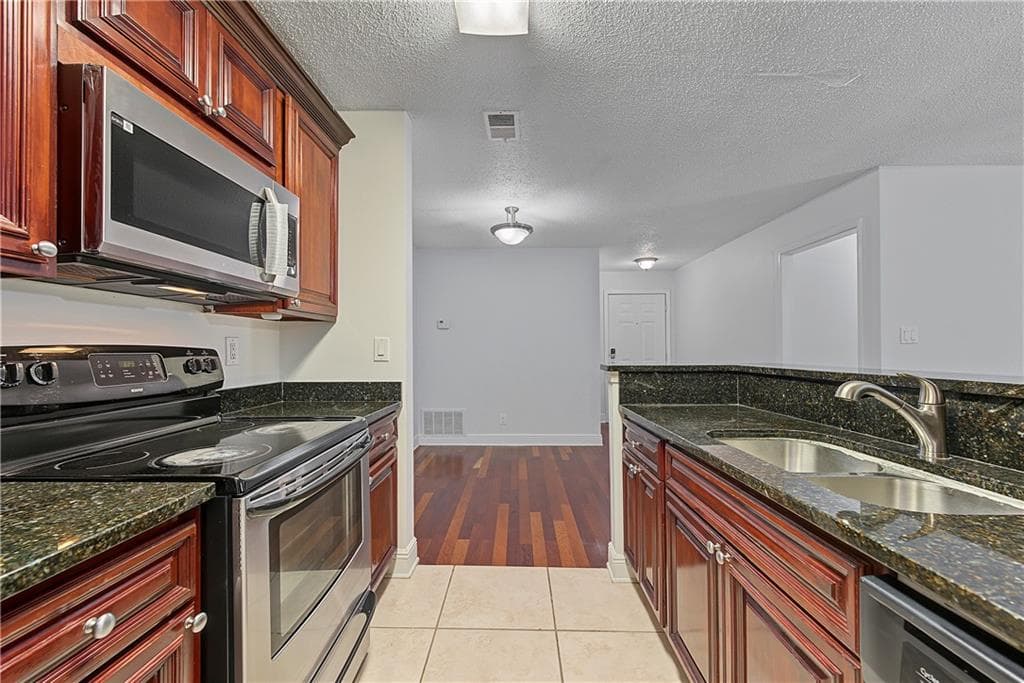 2 bedroom, 2 bathroom, 1,083 sq ft condominium for sale at 3201 Santa Fe Parkway, Sandy Springs, GA 30350 — photo 8