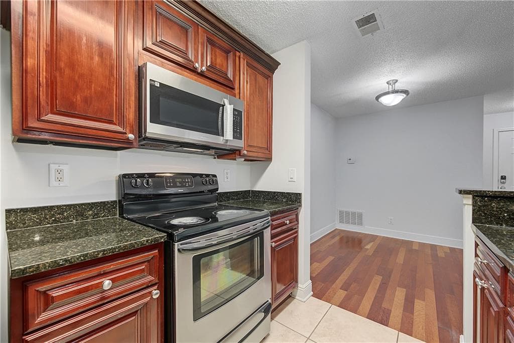 2 bedroom, 2 bathroom, 1,083 sq ft condominium for sale at 3201 Santa Fe Parkway, Sandy Springs, GA 30350 — photo 9