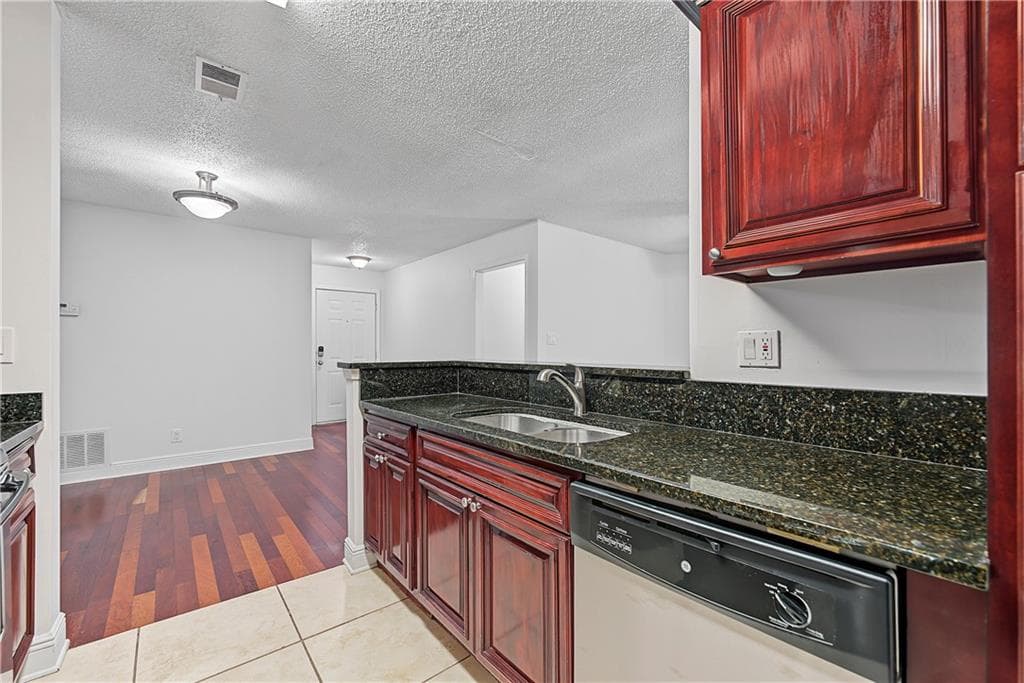 2 bedroom, 2 bathroom, 1,083 sq ft condominium for sale at 3201 Santa Fe Parkway, Sandy Springs, GA 30350 — photo 10