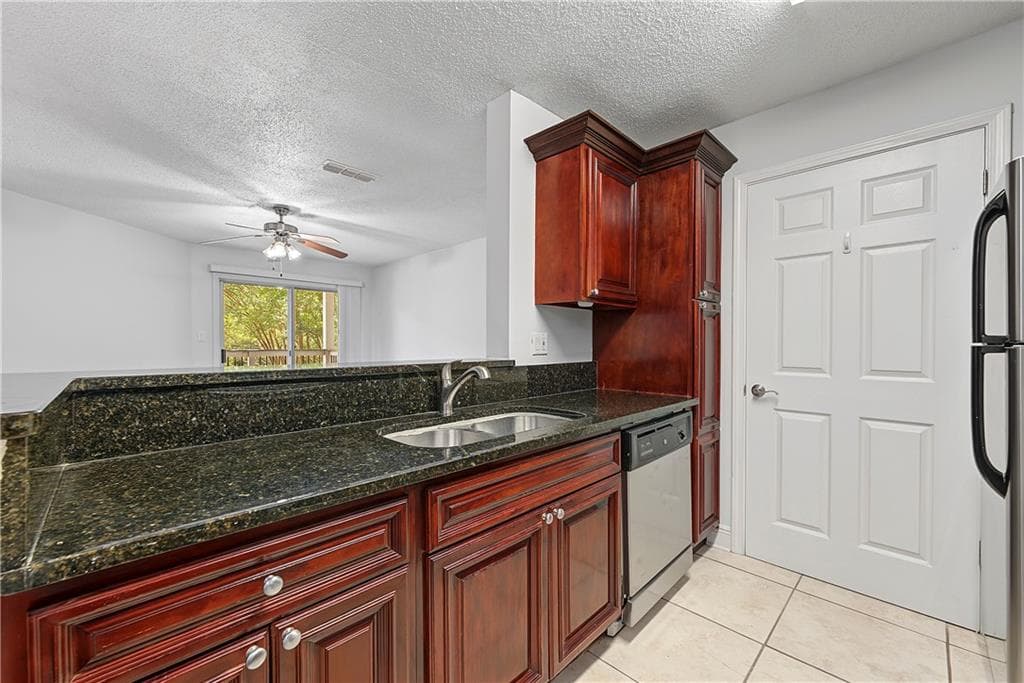 2 bedroom, 2 bathroom, 1,083 sq ft condominium for sale at 3201 Santa Fe Parkway, Sandy Springs, GA 30350 — photo 7