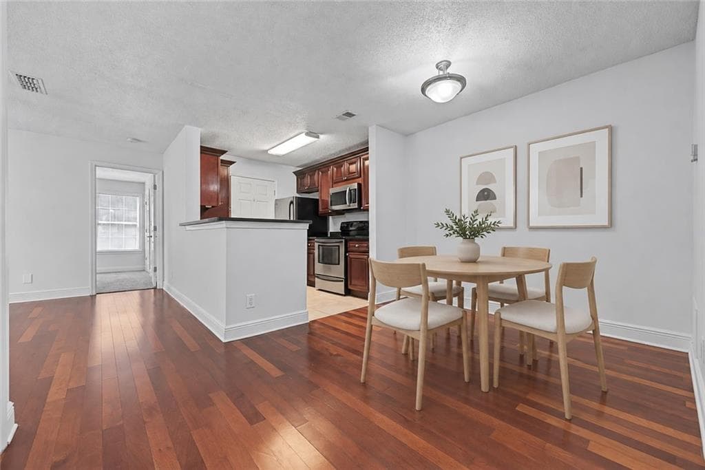 2 bedroom, 2 bathroom, 1,083 sq ft condominium for sale at 3201 Santa Fe Parkway, Sandy Springs, GA 30350 — photo 4