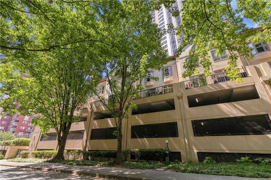 3 bedroom, 3 bathroom, 2,256 sq ft townhouse for rent at 3475 OAK VALLEY RD. NE 140, Atlanta, GA 30326 for $4,000 a month — photo 2