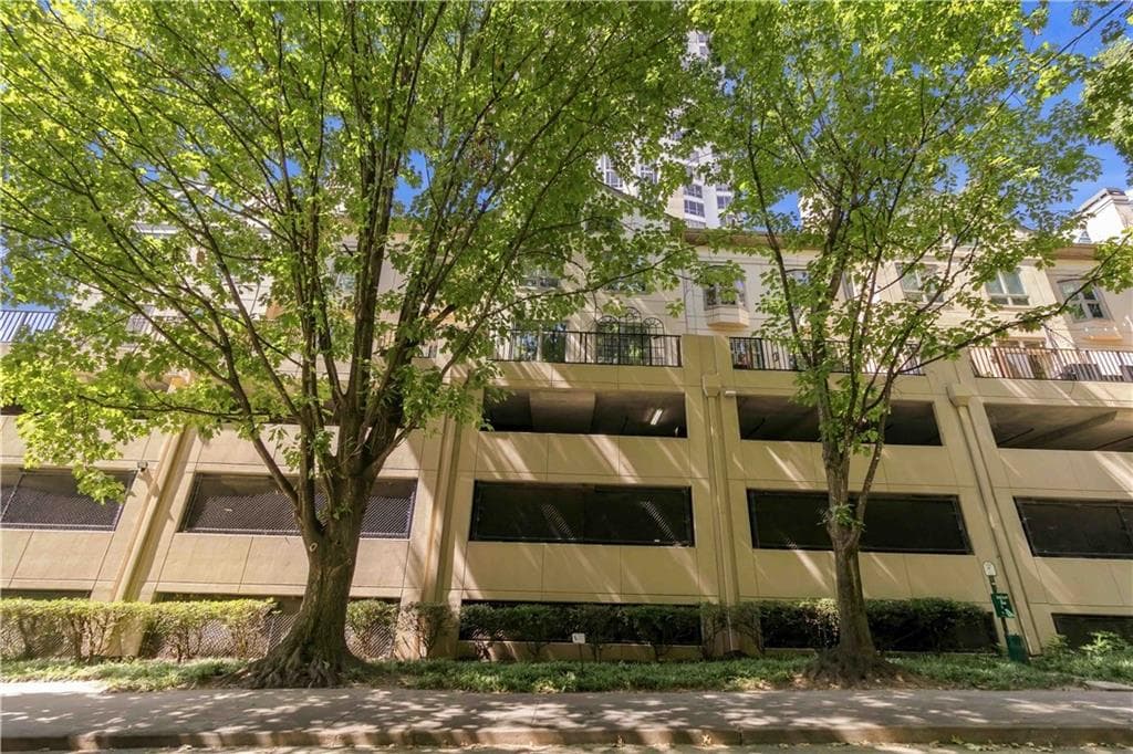 3 bedroom, 3 bathroom, 2,256 sq ft townhouse for rent at 3475 OAK VALLEY RD. NE 140, Atlanta, GA 30326 for $4,000 a month — photo 4