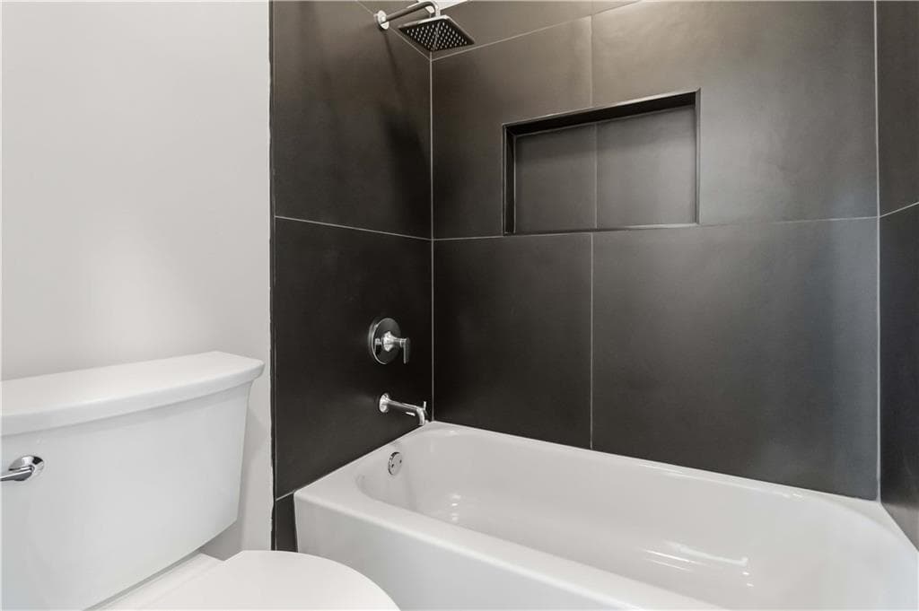 3 bedroom, 3 bathroom, 2,256 sq ft townhouse for rent at 3475 OAK VALLEY RD. NE 140, Atlanta, GA 30326 for $4,000 a month — photo 7