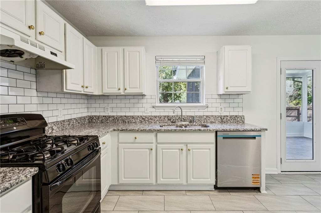 3 bedroom, 3 bathroom, 1,540 sq ft single family residence for rent at 300 Carrington Way, Canton, GA 30115 for $2,300 a month — photo 3
