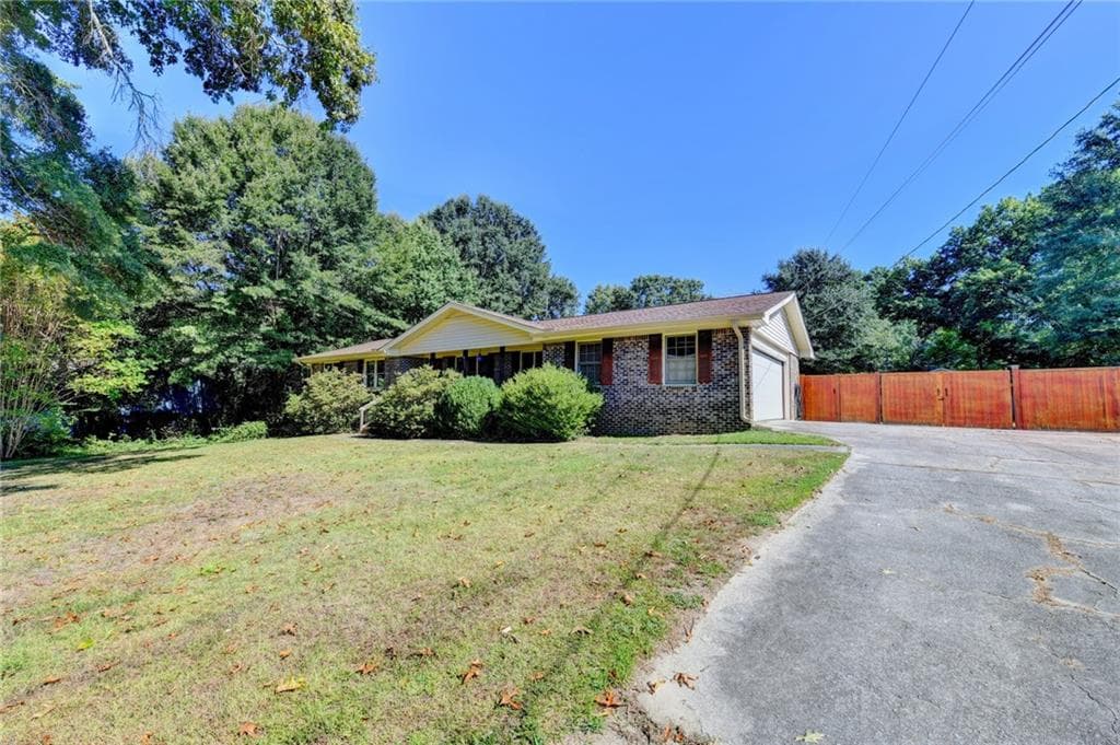 3 bedroom, 2 bathroom, 1,566 sq ft single family residence under contract at 2926 Elizabeth Lane, Snellville, GA 30078 — photo 3