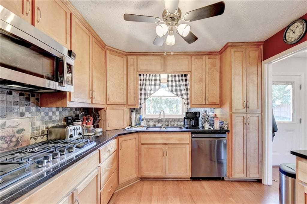 3 bedroom, 2 bathroom, 1,566 sq ft single family residence under contract at 2926 Elizabeth Lane, Snellville, GA 30078 — photo 7