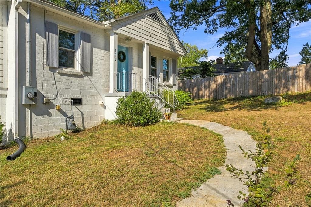 2 bedroom, 1 bathroom, 927 sq ft single family residence for sale at 106 Aviation Road, Marietta, GA 30060 — photo 2