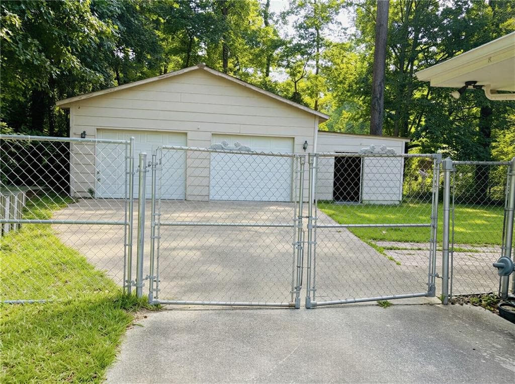4 bedroom, 2 bathroom, 1,381 sq ft single family residence for sale at 6677 Songwood Drive, Austell, GA 30168 — photo 4