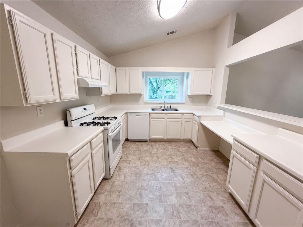 3 bedroom, 2 bathroom, 1,637 sq ft single family residence for sale at 3725 Windy Hill Drive, Conyers, GA 30013 — photo 2