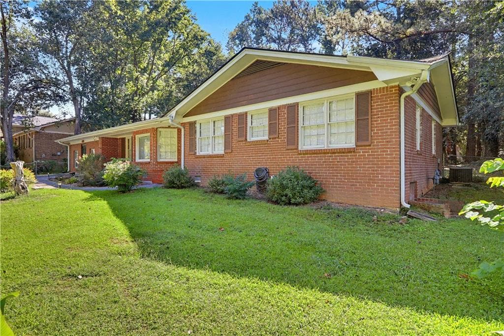 3 bedroom, 2 bathroom, 1,914 sq ft single family residence for sale at 2246 Rhett Court, Lawrenceville, GA 30044 — photo 3