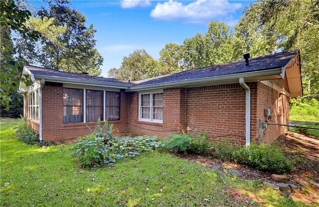 3 bedroom, 2 bathroom, 1,914 sq ft single family residence for sale at 2246 Rhett Court, Lawrenceville, GA 30044 — photo 4