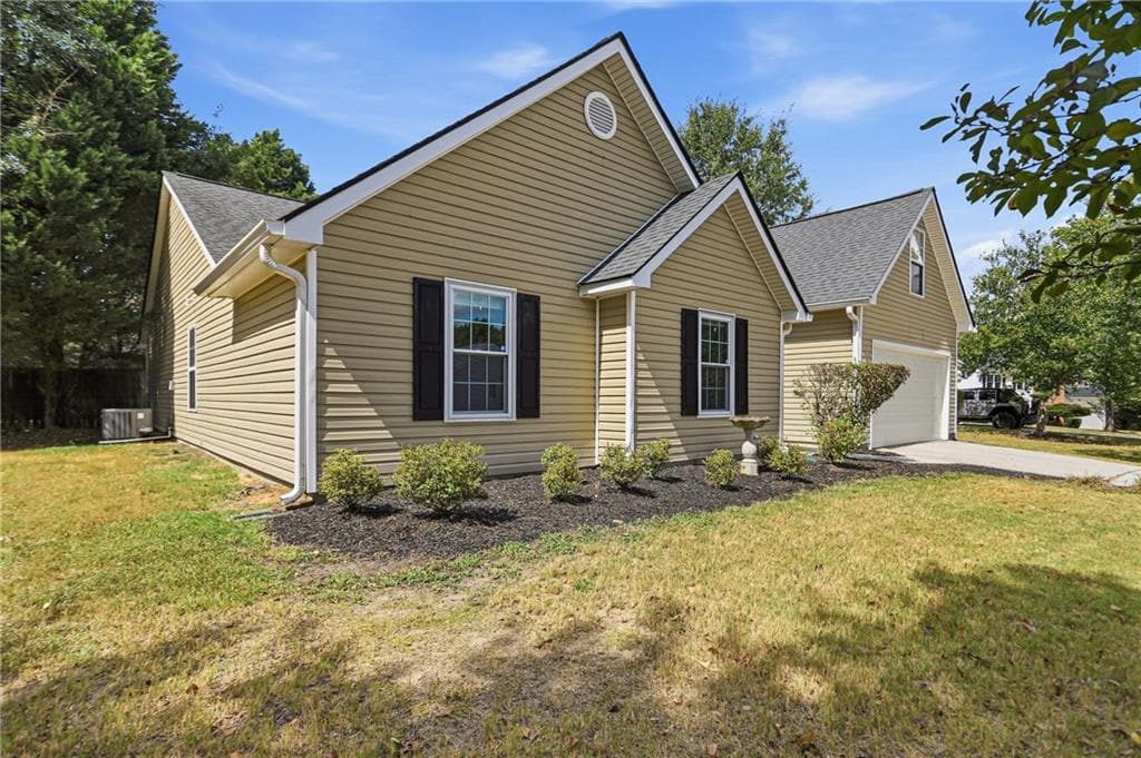 3 bedroom, 2 bathroom, 2,375 sq ft single family residence for sale at 3641 Coveside Court, Loganville, GA 30052 — photo 2