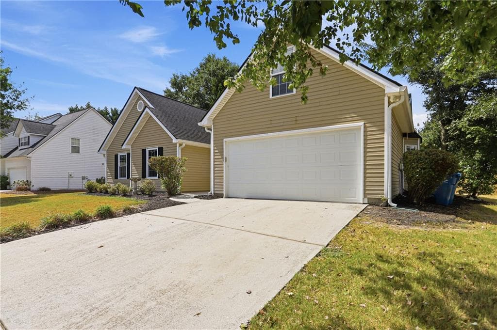 3 bedroom, 2 bathroom, 2,375 sq ft single family residence for sale at 3641 Coveside Court, Loganville, GA 30052 — photo 3