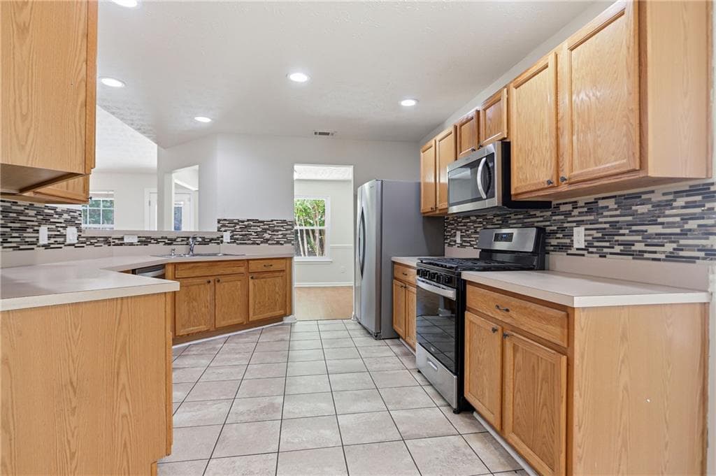 3 bedroom, 2 bathroom, 2,375 sq ft single family residence for sale at 3641 Coveside Court, Loganville, GA 30052 — photo 9