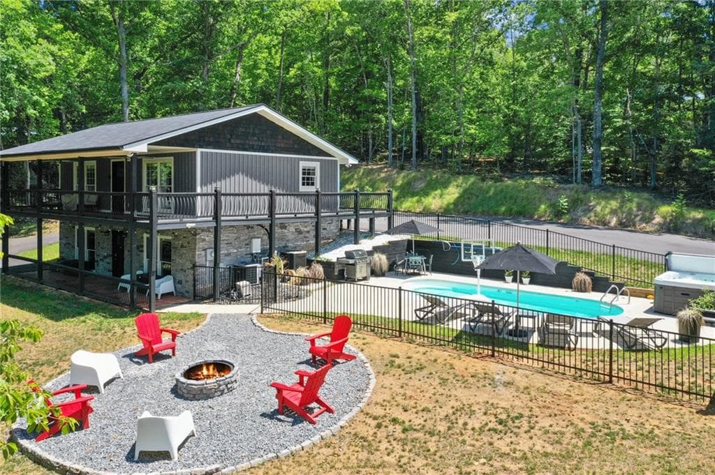 3 bedroom, 3 bathroom, 1,728 sq ft home for sale at 45 Sun Valley Dr, Mineral Bluff, GA