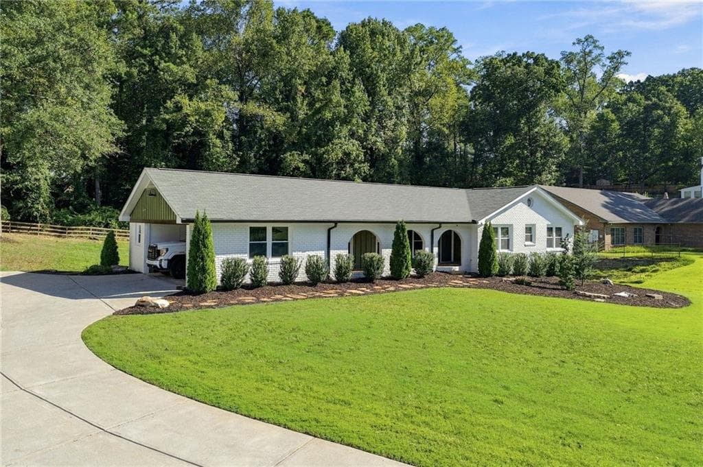 5 bedroom, 4 bathroom, 1,805 sq ft single family residence under contract at 735 Lake Charles Way, Roswell, GA 30075 — photo 3