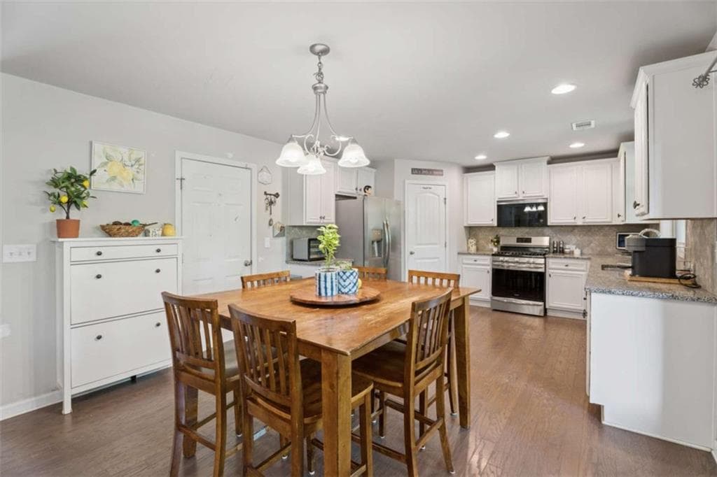 5 bedroom, 3 bathroom, 2,971 sq ft single family residence for sale at 5752 Shore Isle Court, Flowery Branch, GA 30542 — photo 9