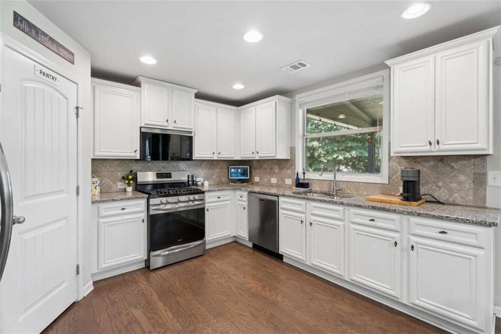 5 bedroom, 3 bathroom, 2,971 sq ft single family residence for sale at 5752 Shore Isle Court, Flowery Branch, GA 30542 — photo 10