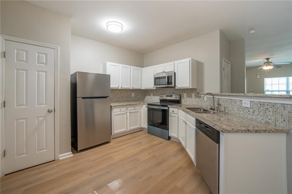 3 bedroom, 3 bathroom, 1,372 sq ft townhouse for sale at 511 Creel Lane, Atlanta, GA 30349 — photo 7