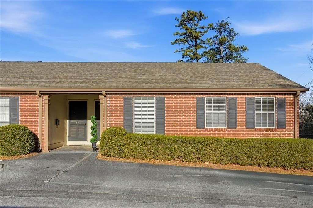 2 bedroom, 2 bathroom, 886 sq ft condominium for sale at 5375 Roswell Road B1, Sandy Springs, GA 30342