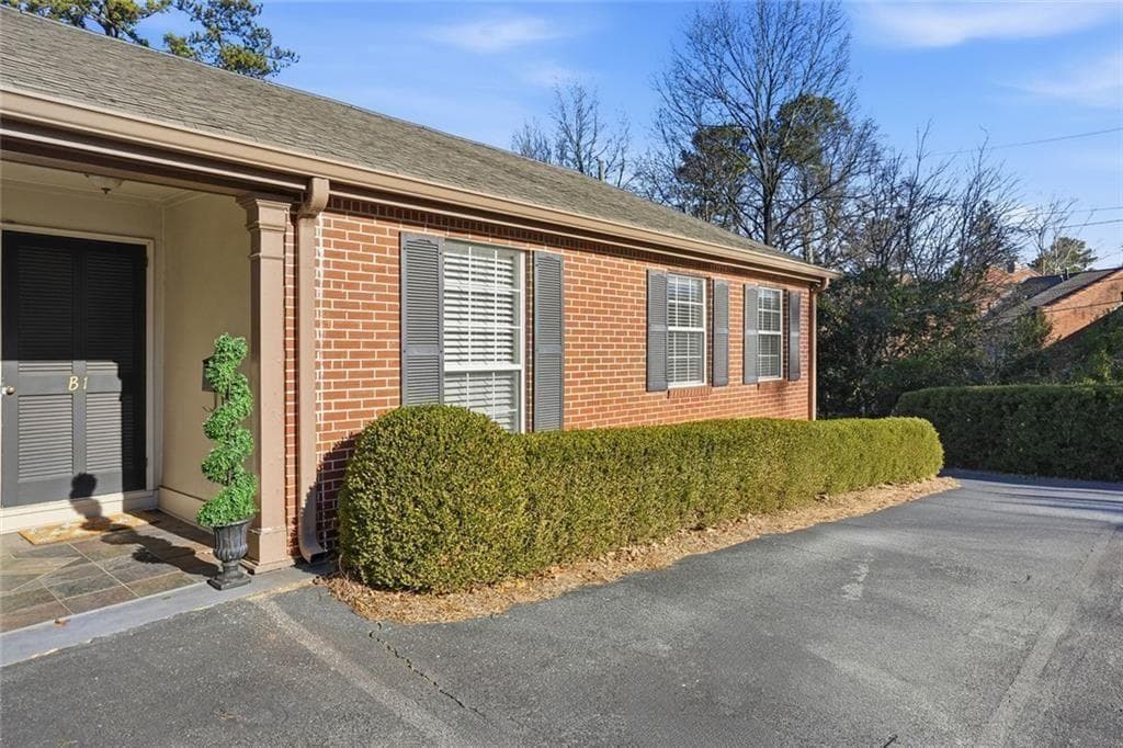 2 bedroom, 2 bathroom, 886 sq ft condominium for sale at 5375 Roswell Road B1, Sandy Springs, GA 30342 — photo 2
