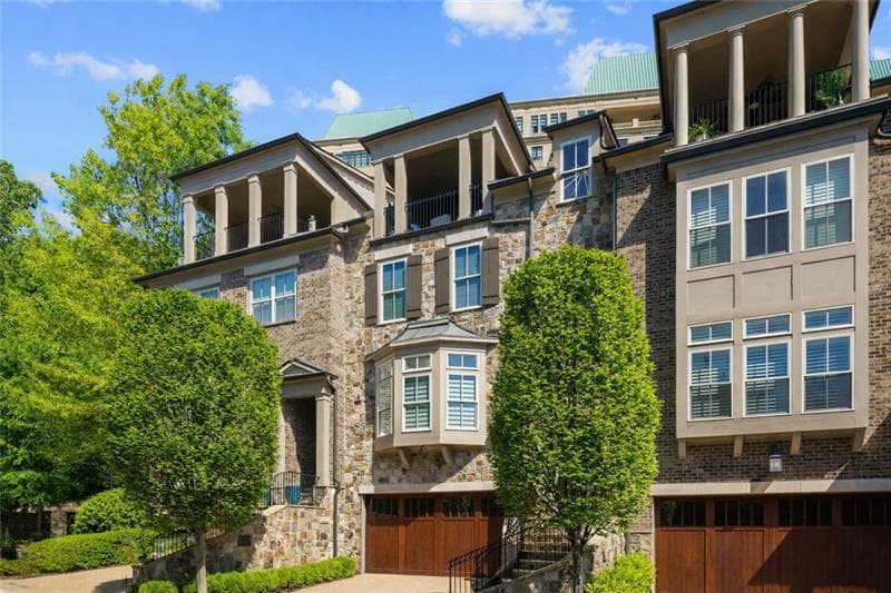 4 bedroom, 5 bathroom, 3,841 sq ft townhouse for sale at 2763 Paces Lookout Lane, Atlanta, GA 30339 — photo 2