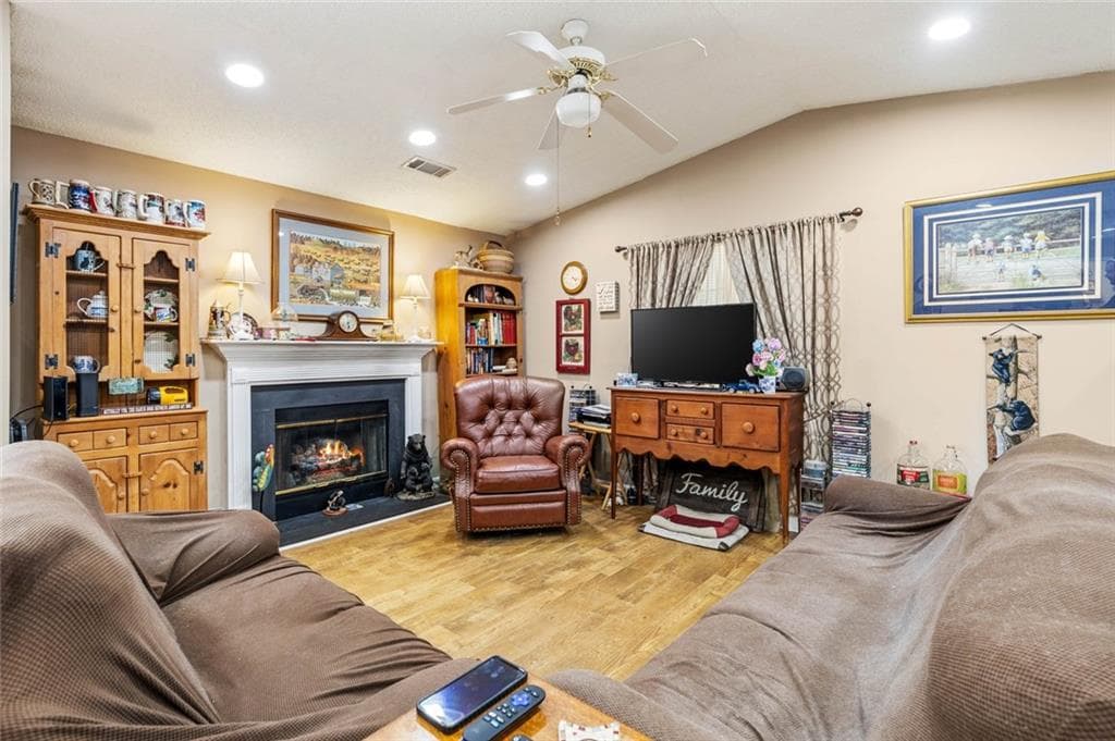 2 bedroom, 2 bathroom, 1,297 sq ft condominium for sale at 2235 Old Hamilton Place 400D, Gainesville, GA 30507 — photo 4