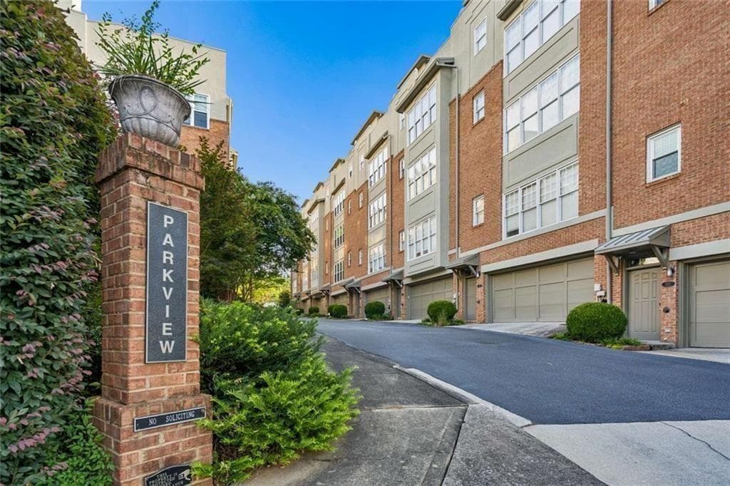 3 bedroom, 3 bathroom, 2,010 sq ft townhouse for sale at 1380 Parkview Lane, Atlanta, GA 30324 — photo 2