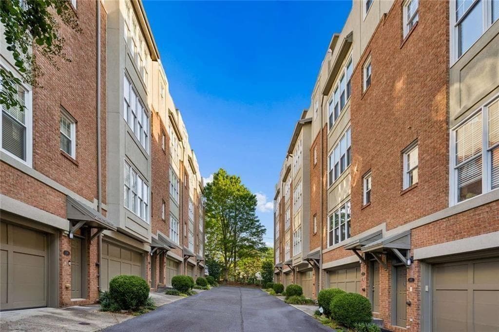 3 bedroom, 3 bathroom, 2,010 sq ft townhouse for sale at 1380 Parkview Lane, Atlanta, GA 30324 — photo 3
