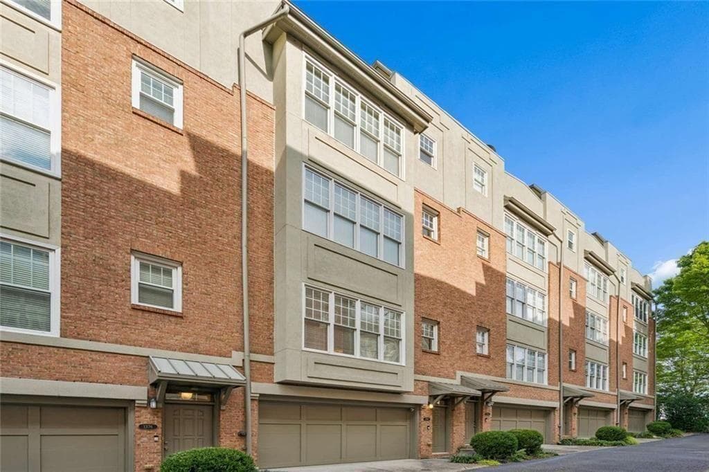 3 bedroom, 3 bathroom, 2,010 sq ft townhouse for sale at 1380 Parkview Lane, Atlanta, GA 30324 — photo 4