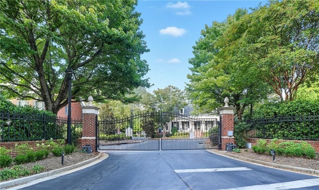 2 bedroom, 2 bathroom, 1,688 sq ft condominium for sale at 4855 Ivy Ridge Drive 305, Atlanta, GA 30339 — photo 10