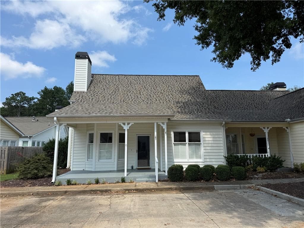 2 bedroom, 2 bathroom, 1,250 sq ft condominium for sale at 183 Victoria Way, Roswell, GA 30075 — photo 2