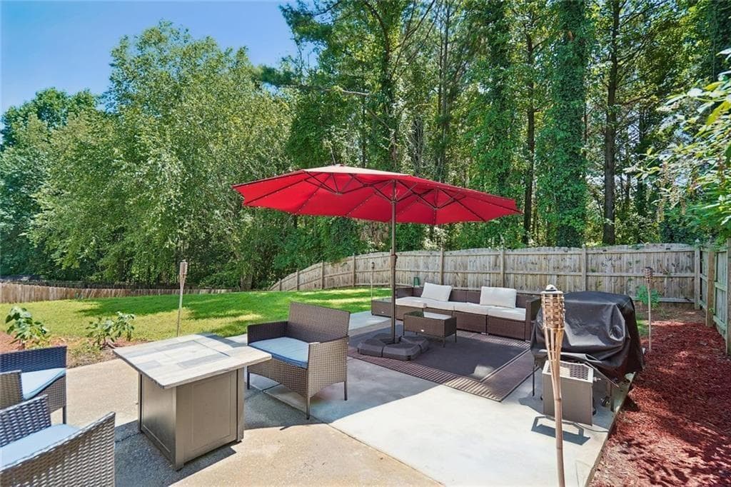 4 bedroom, 2 bathroom, 1,639 sq ft single family residence for sale at 1077 Woodsong Pass Court, Lawrenceville, GA 30043 — photo 4