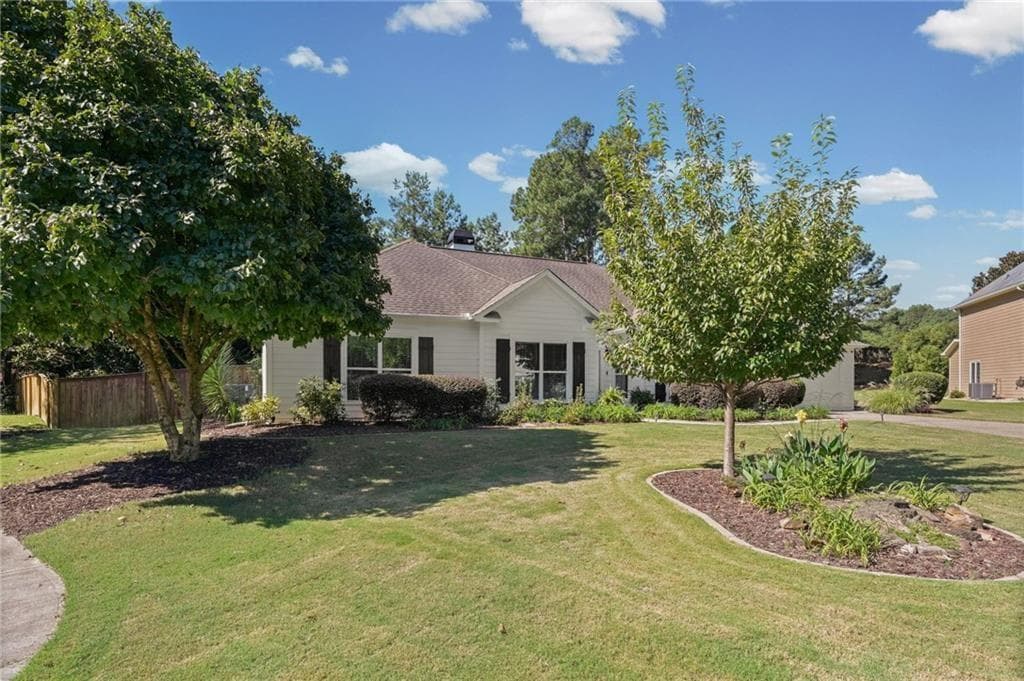 3 bedroom, 2 bathroom, 1,953 sq ft single family residence under contract at 440 Allenbrook Court, Roswell, GA 30075 — photo 3